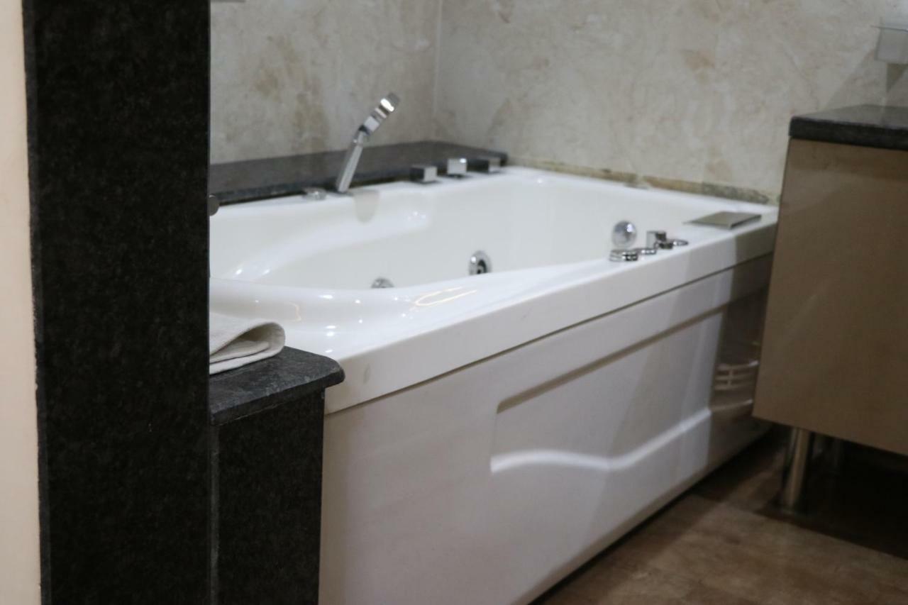 S.R. Residency Hotel Zirakpur Ngoại thất bức ảnh