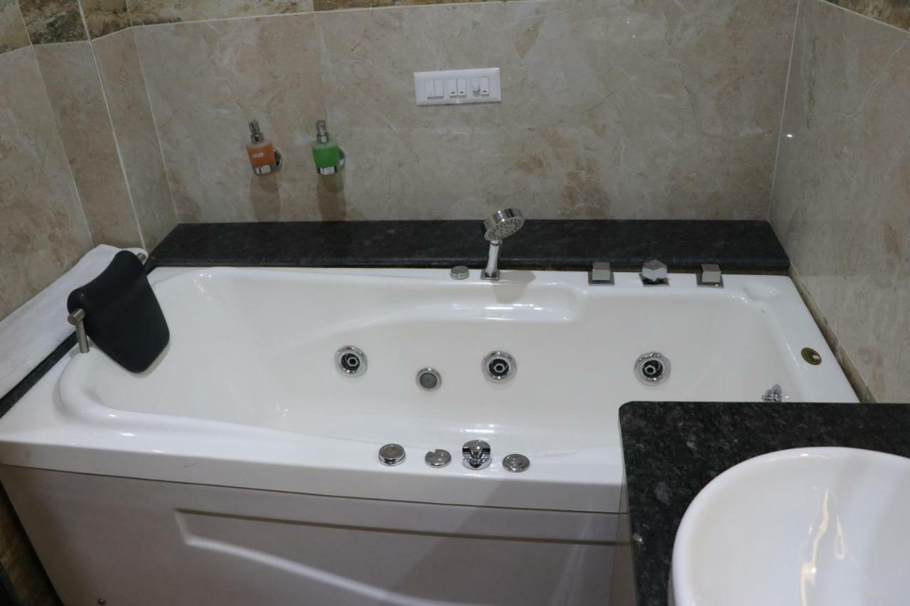 S.R. Residency Hotel Zirakpur Ngoại thất bức ảnh
