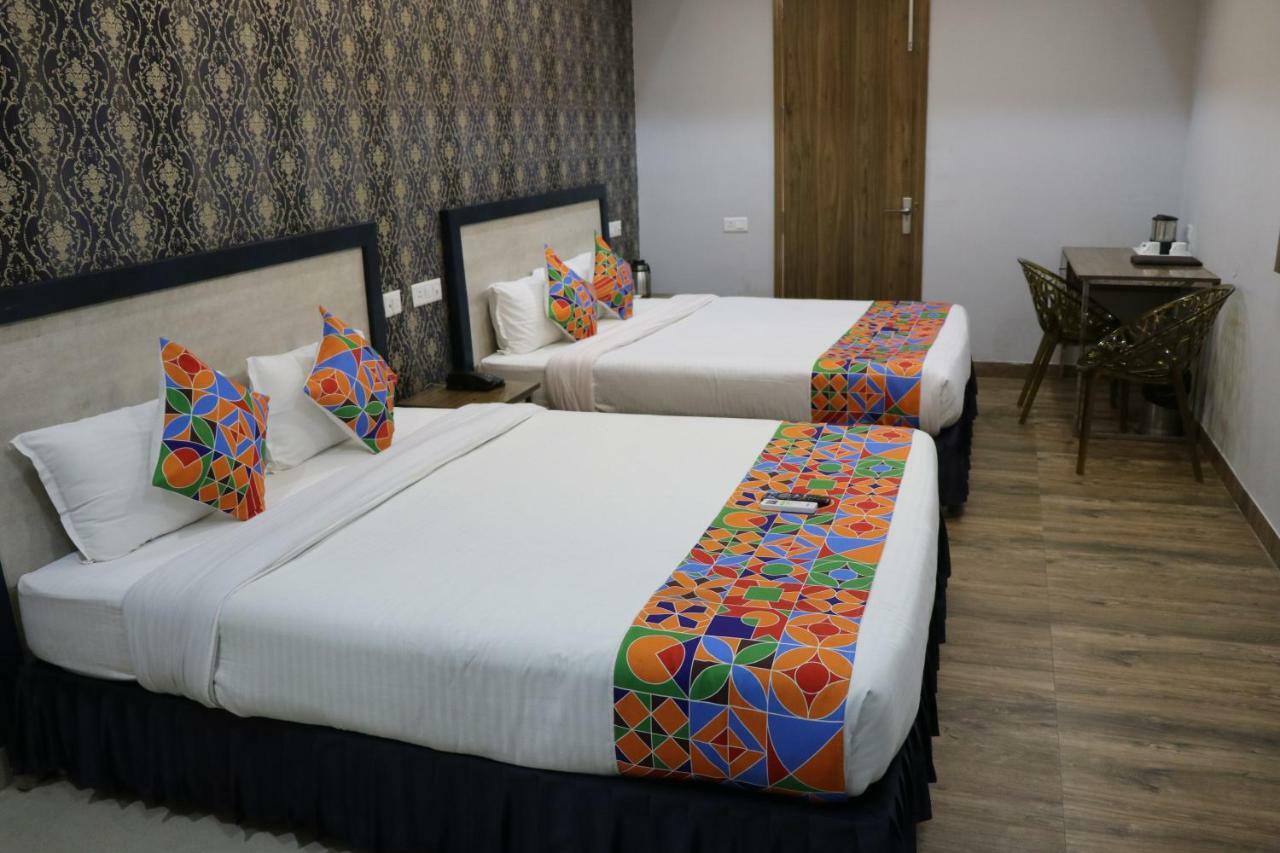 S.R. Residency Hotel Zirakpur Ngoại thất bức ảnh