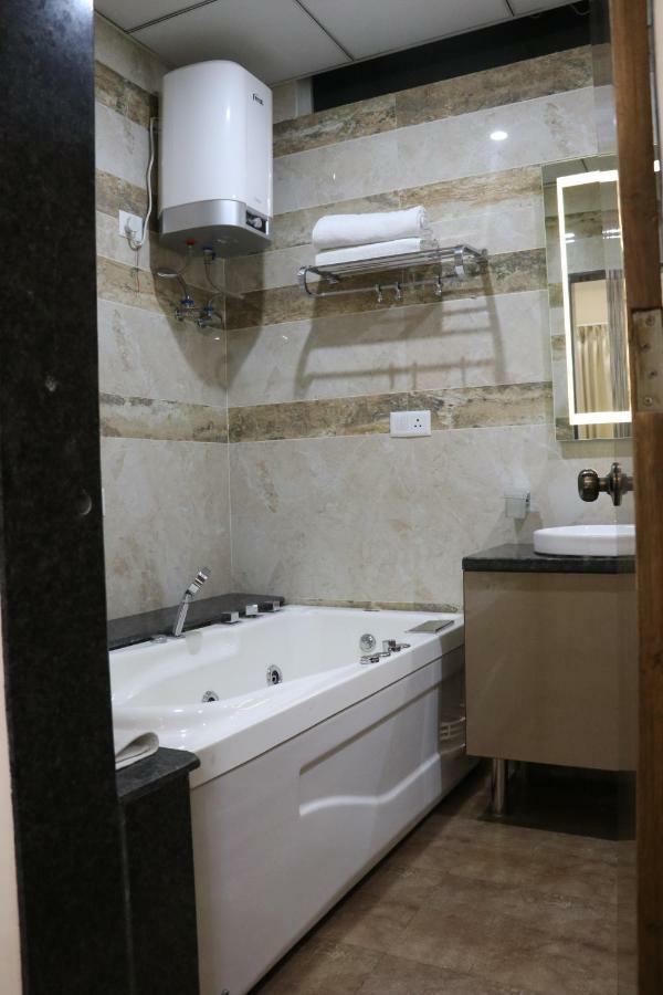 S.R. Residency Hotel Zirakpur Ngoại thất bức ảnh